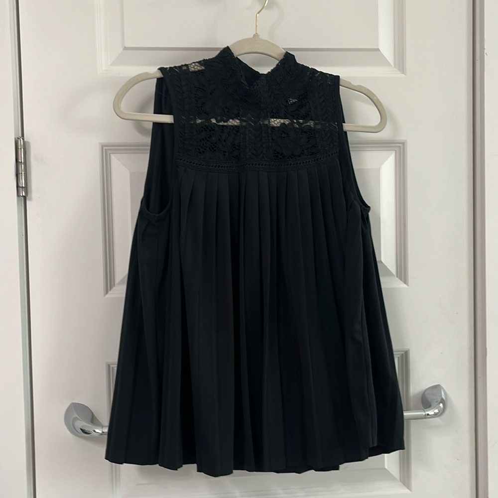 Cable and gauge pleated sleeveless blouse with lace accent